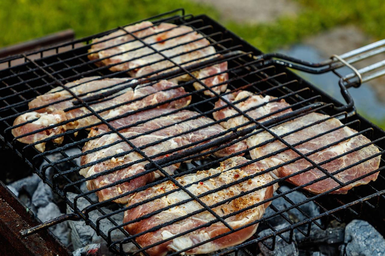 Difference Between Barbecuing and Grilling
