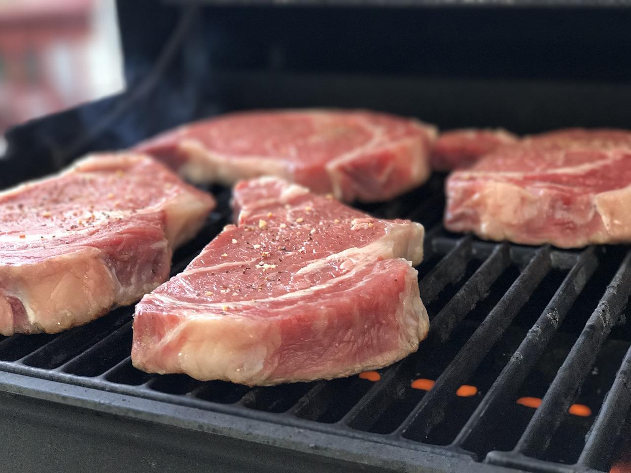 Difference Between Barbecuing and Grilling