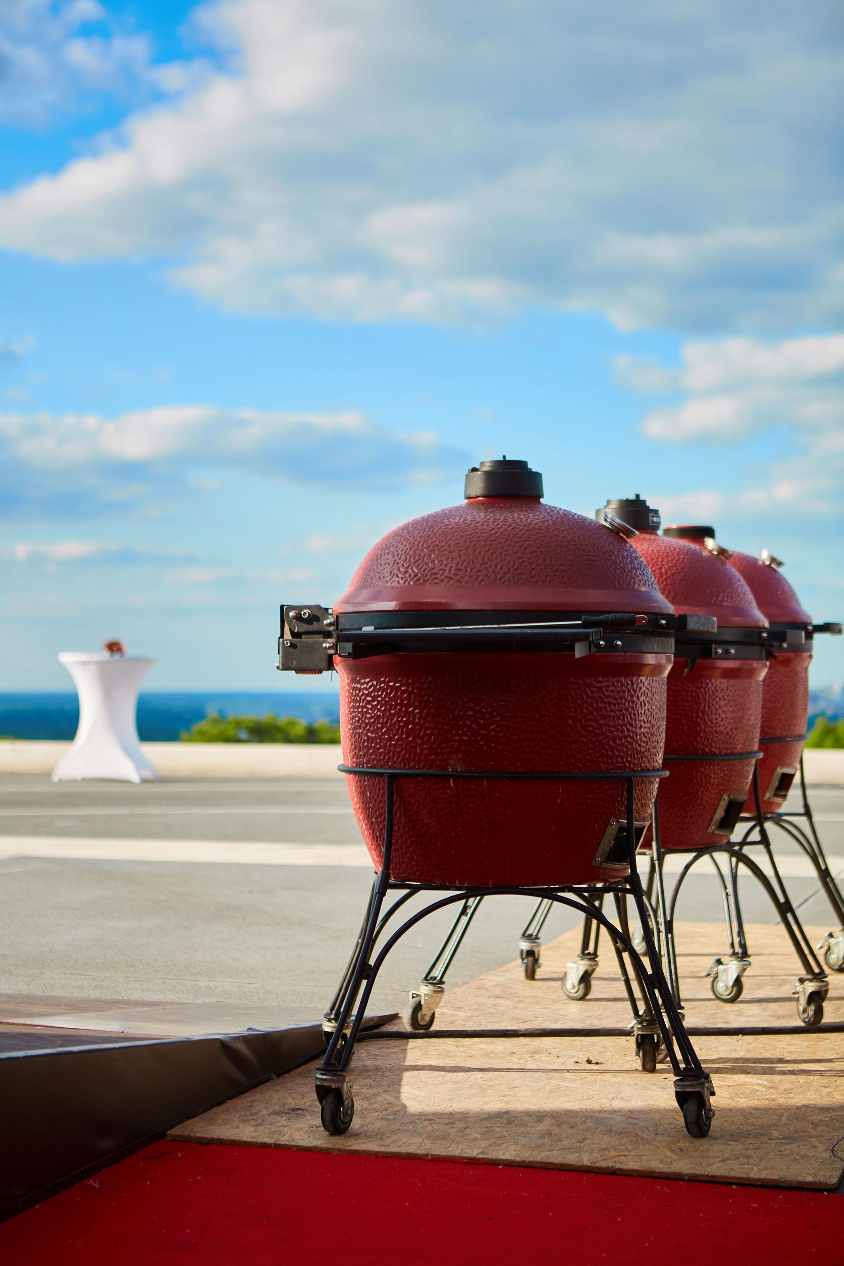 What’s the Difference Between a Kamado Grill and a Conventional Charcoal Grill?