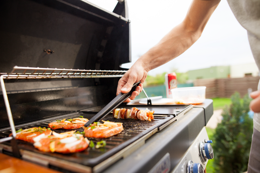 Low-Maintenance Gas Grills with Non-Stick Grates